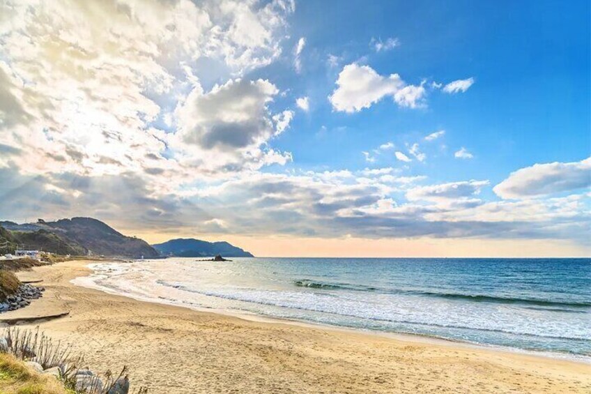 The sea is calm in spring and rough in winter. The changing scenery with the seasons makes Futamiura a popular photo spot