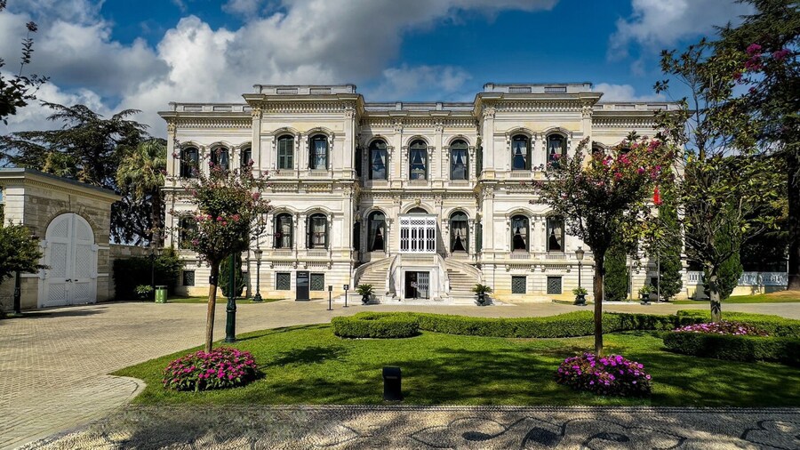 Yildiz Palace and Yildiz Park Skip-the-Ticket-Line Entry with Audio Guide