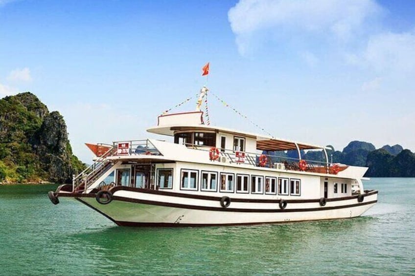 6 hours Private boat trip Halong bay shore excursions