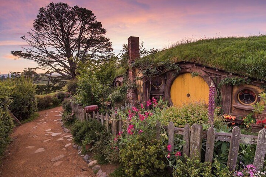 Private tour - Hobbiton Movie Set Evening Banquet Return from Auckland