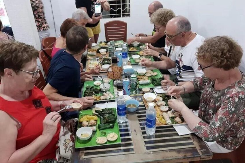 Hue Night Tour: Cyclo, Street Food & Folk Music on Perfume River