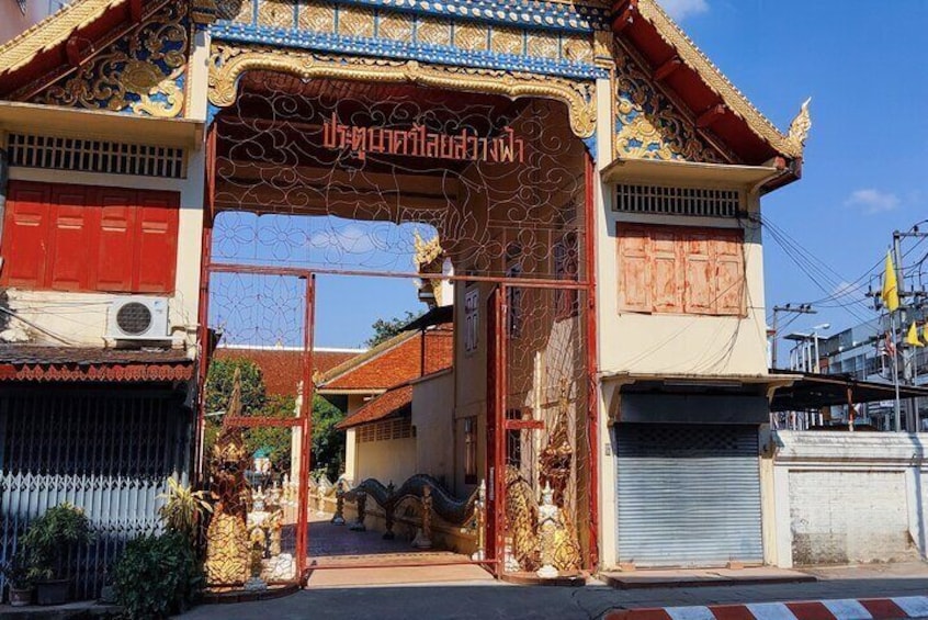 Meet up at Wat Saen Fang (entrance facing Thapae Road) where you'll meet your passionate local guide. 