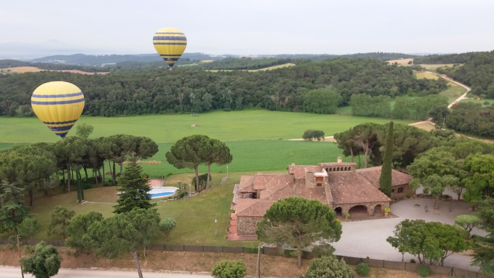 1-hour Private Balloon Flight with pick-up from Barcelona