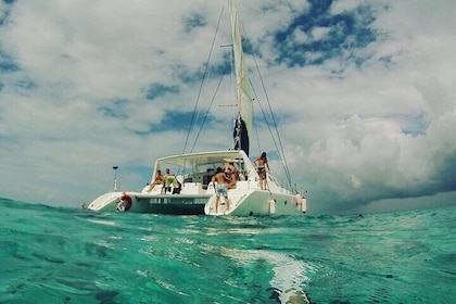 Roatan Catamaran Cruise Tour