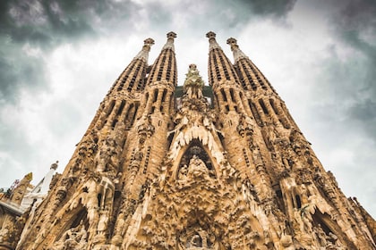 2 Days Tour: Gaudi, Sagrada Familia - Montserrat & Vineyards