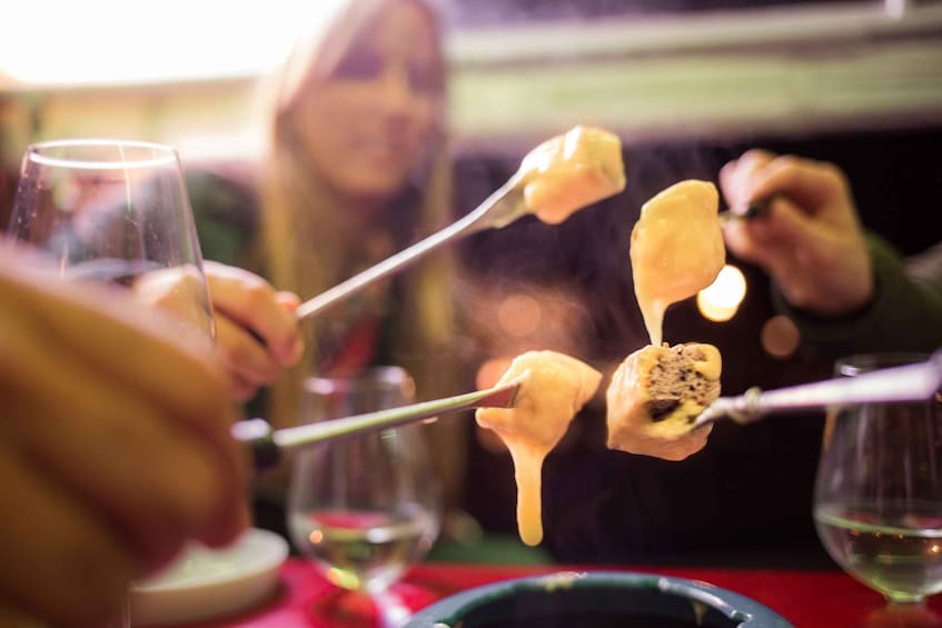 Geneva: tour with fondue and wine in TukTuk