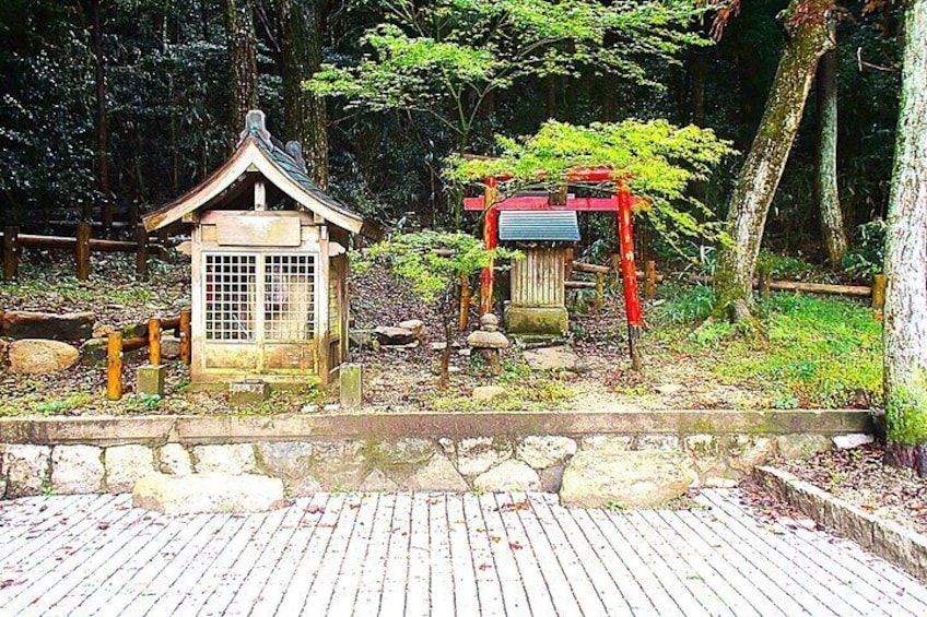 Yuyama Inari Shrine located at the trailhead.