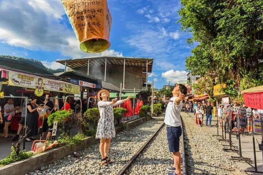 Yehliu Golden Waterfall Jiufen Shifen Day Tour 