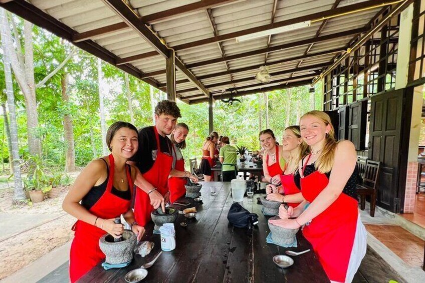 Half Day Chiang Mai Thai Cooking Class with Market & Farm