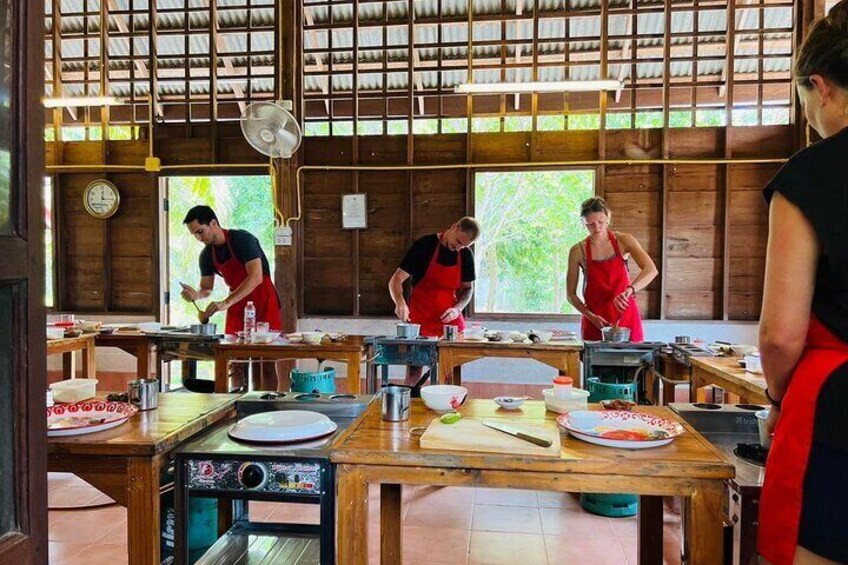 Half Day Chiang Mai Thai Cooking Class with Market & Farm