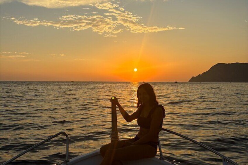 Boat tour with wine and local focaccia in Riomaggiore