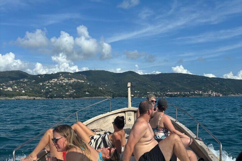 Boat tour with wine and local focaccia in Riomaggiore