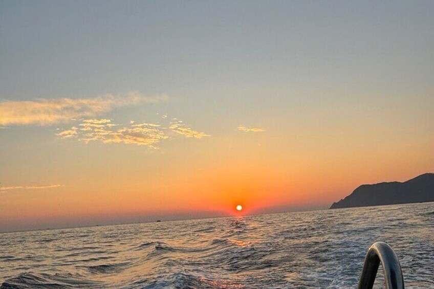 Boat tour with wine and local focaccia in Riomaggiore