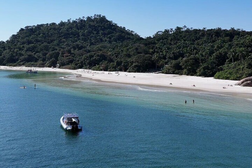 The beach of Enseada is the only beach in Campeche Island and has approximately 500 meters of length. 