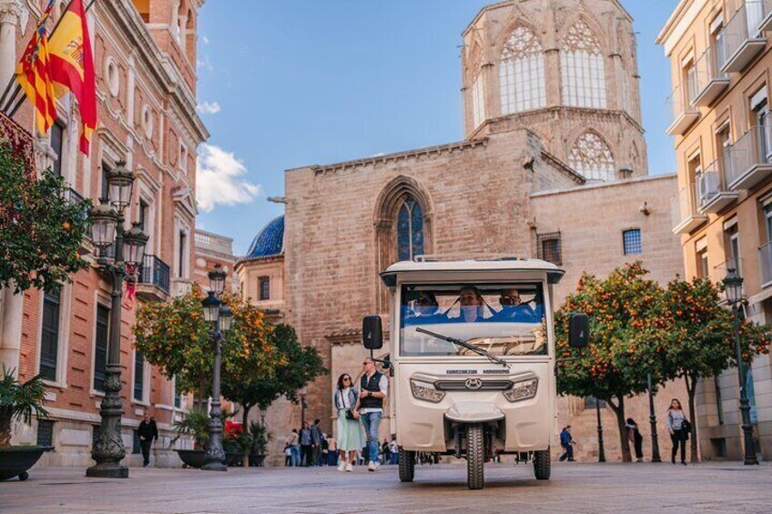 Valencia by Tuk Tuk i: Private tour 1 or 2 hours explore the city