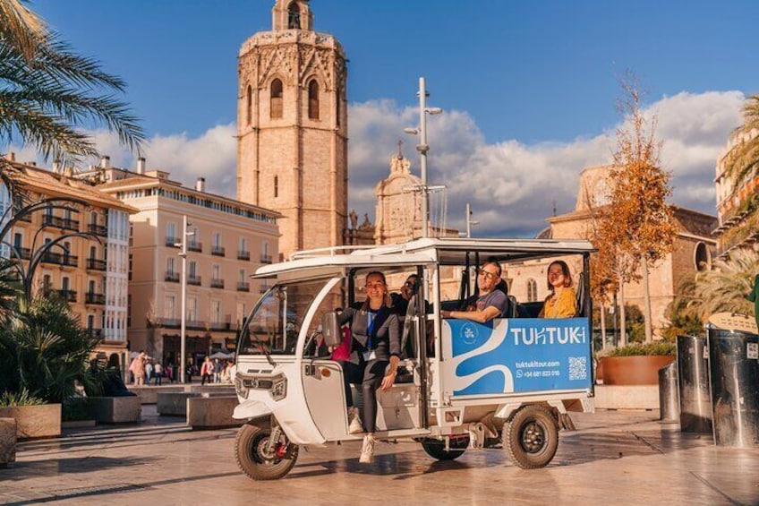 Valencia by Tuk Tuk i: Private tour 1 or 2 hours explore the city