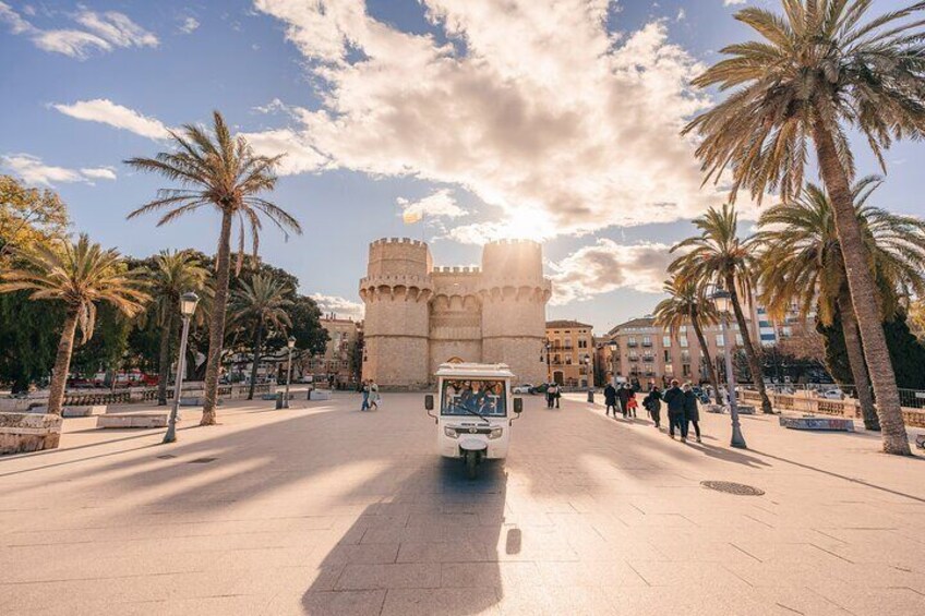 Valencia by Tuk Tuk i: Private tour 1 or 2 hours explore the city