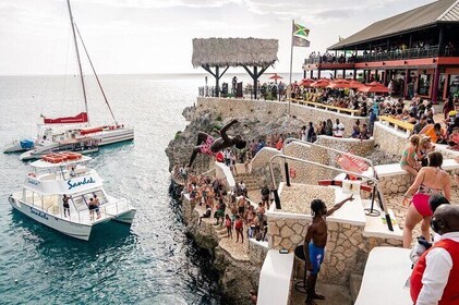 Hoteller i nærheden af 7 Mile Beach, Rick's Cafe and Shopping