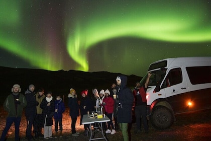 Reykjavik: 4x4 Minibus Northern Lights Tour with Photo and Cocoa