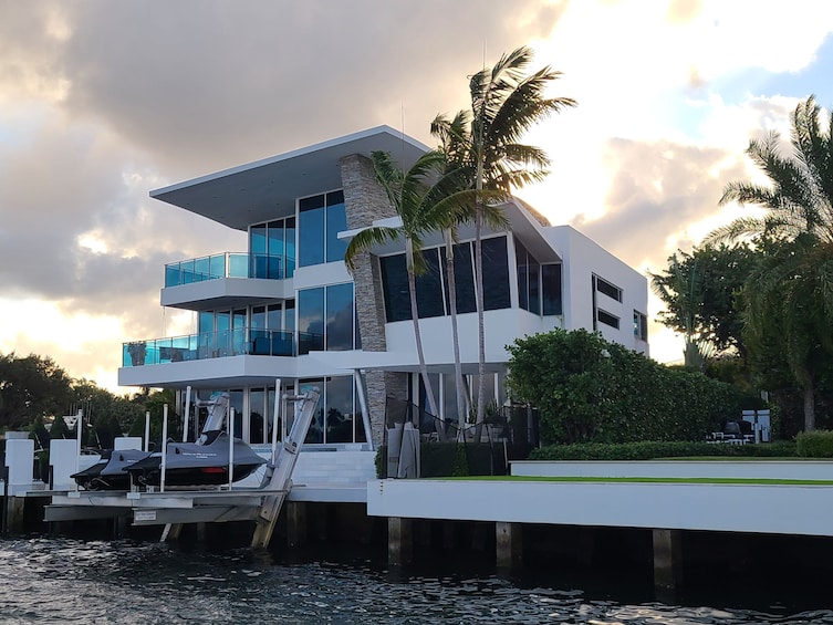Fort Lauderdale: 90-minute Celebrity Homes Sunset Cruise + Free Drink