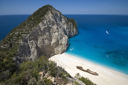 乘坐快艇游览沉船湾（Navagio），小团游