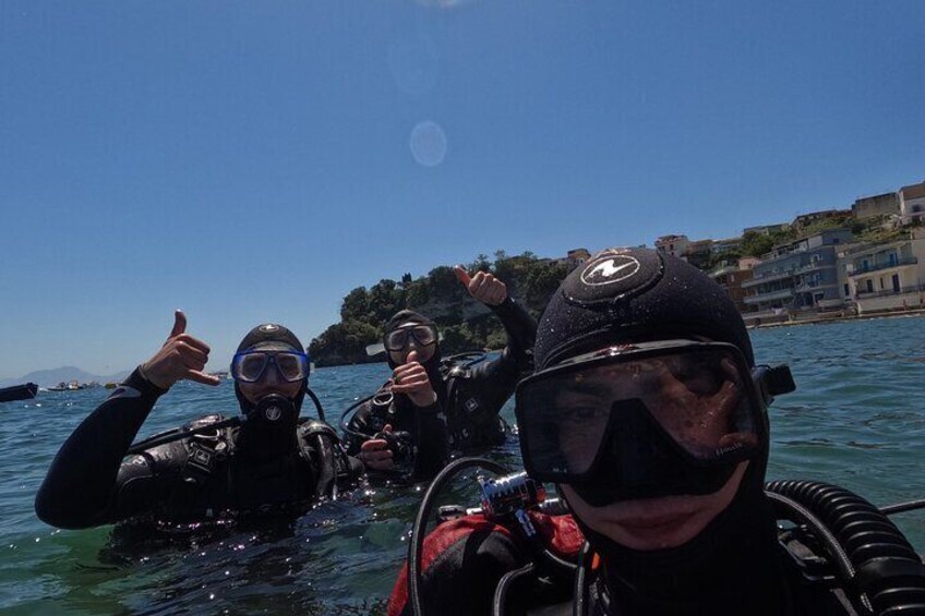 Marina Grande di Bacoli - Divers returning from a dive