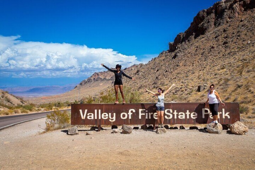 Valley of Fire Guided Hiking Tour from Las Vegas