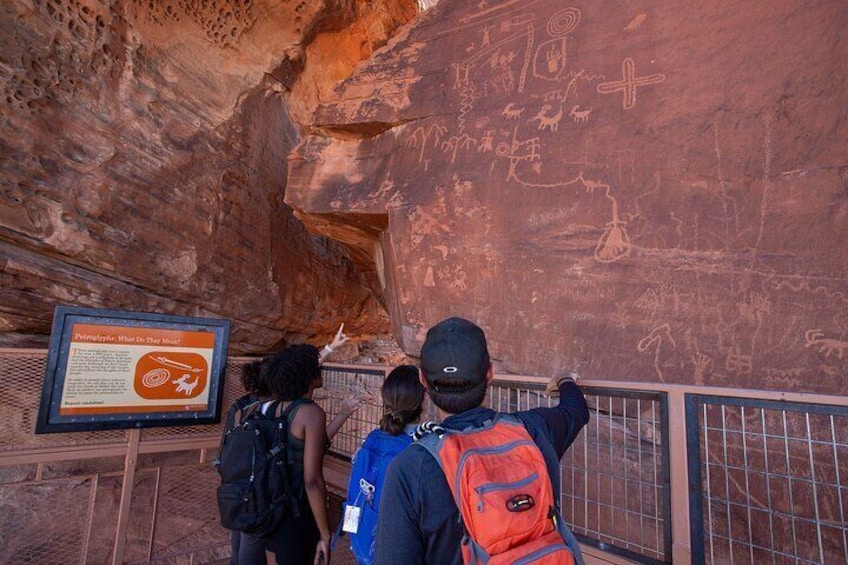 Valley of Fire Guided Hiking Tour from Las Vegas