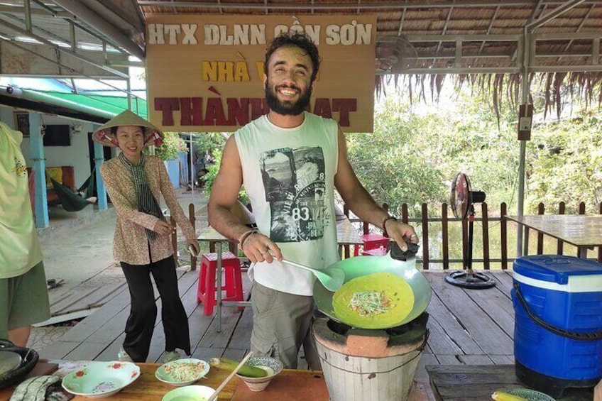 Small cooking class with local - cook banh xeo 