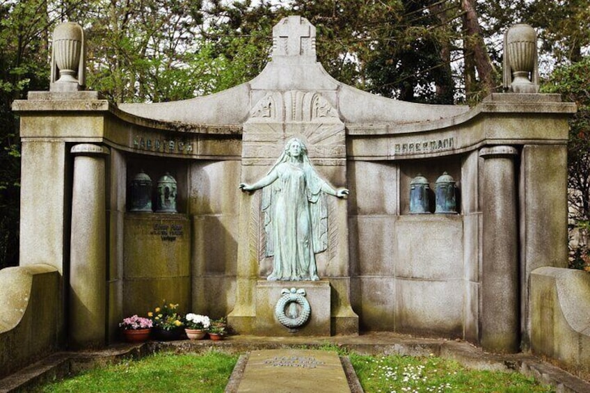 Private tour of the historic South Cemetery in Leipzig