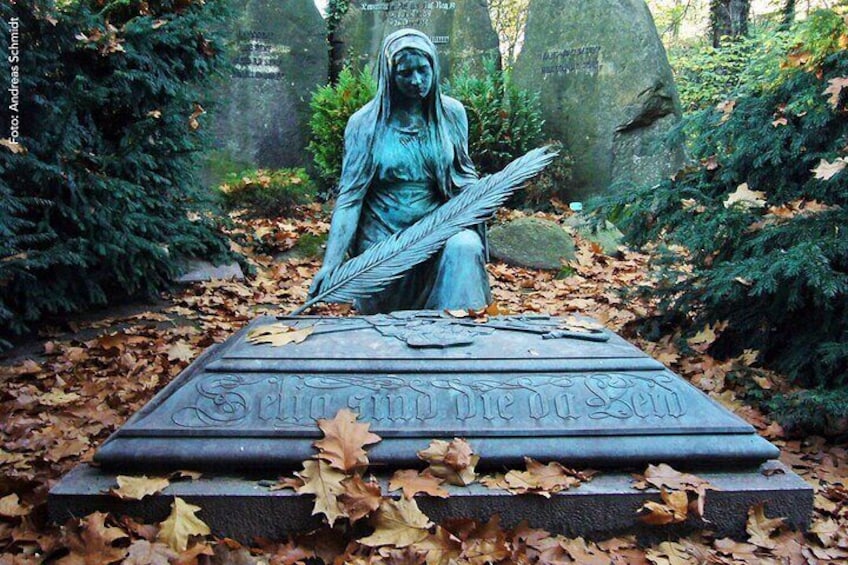 Private tour of the historic South Cemetery in Leipzig