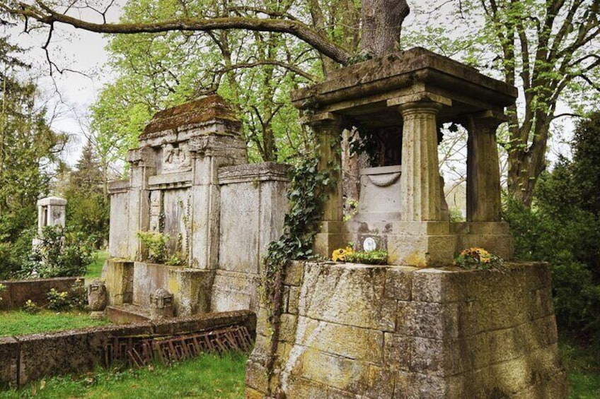 Private tour of the historic South Cemetery in Leipzig