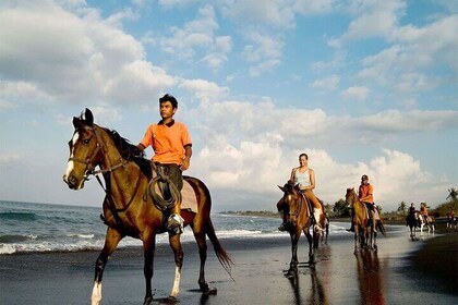 Experiencia de montar a caballo en Black Sand Beach Bali