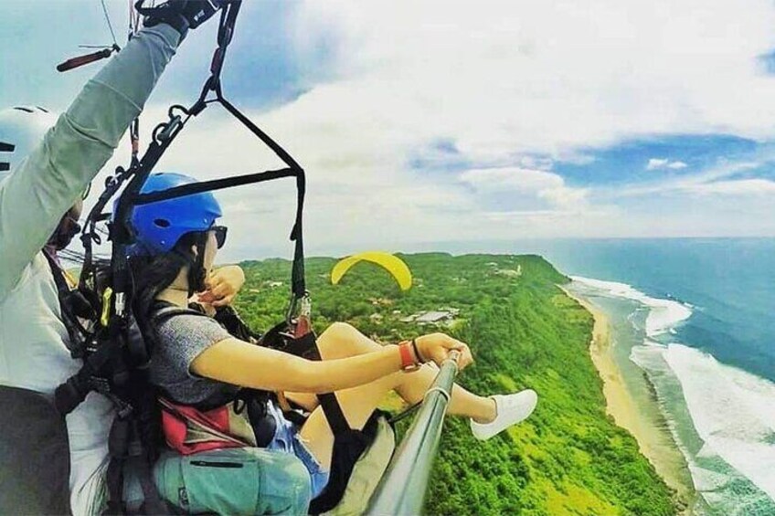 Experience Paragliding in Bali with Professional Instructor