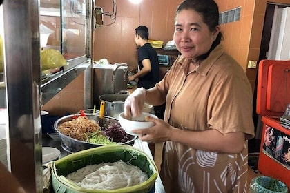 Phnom Penh Night Tuk Tuk Adventure and Local Food Tasting Tour