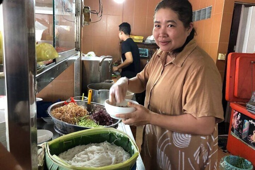 Phnom Penh Night Tuk Tuk and Local Food Tasting Tour