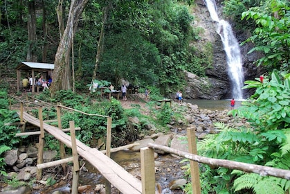 Dorf und Wasserfall Tour