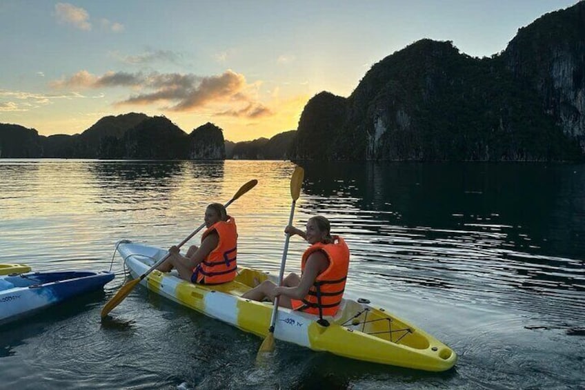 Sunset and Bioluminescence Night Kayak Tour in Lan Ha Bay