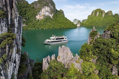 A Perfect Day in Ha Long Bay: Cruise, Explore, Island and Unwind