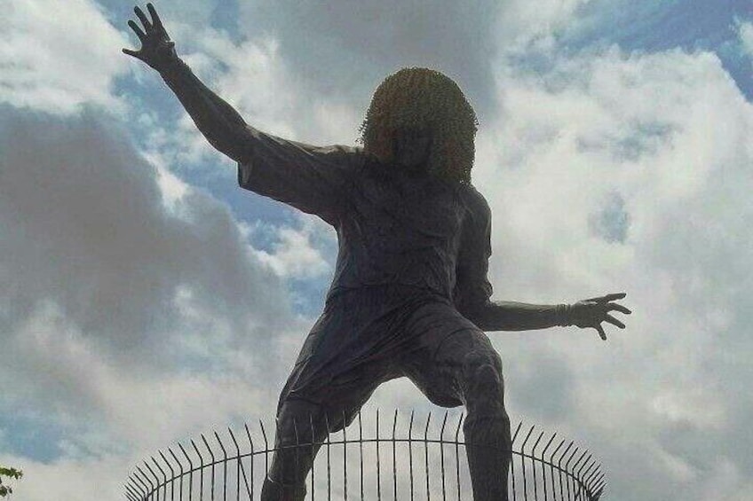 Statue in tribute to footballer pibe Valderrama 