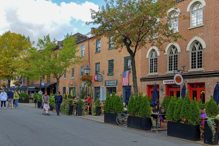 Old Town Alexandria in a Day with Round Trip Ferry Cruise