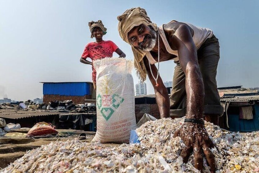 Mumbai Dhobi Ghat Laundry and Dharavi Slum Tour with a Local 