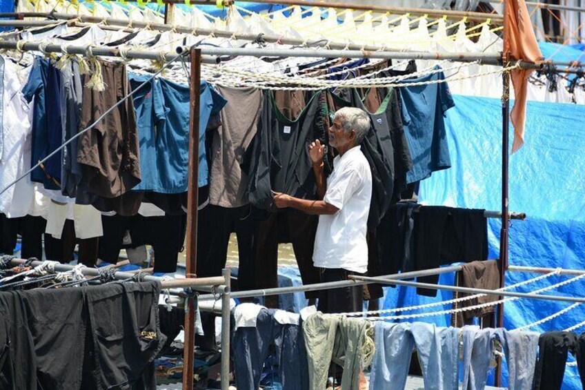 Mumbai: Dhobi Ghat Laundry and Dharavi Slum Tour with a Local
