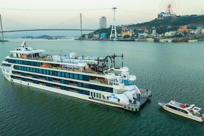 Halong Bay Full-Day Luxury Cruise on Luna – Premium Experience