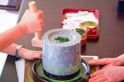 Elaboración de dulces tradicionales japoneses y ceremonia del té.