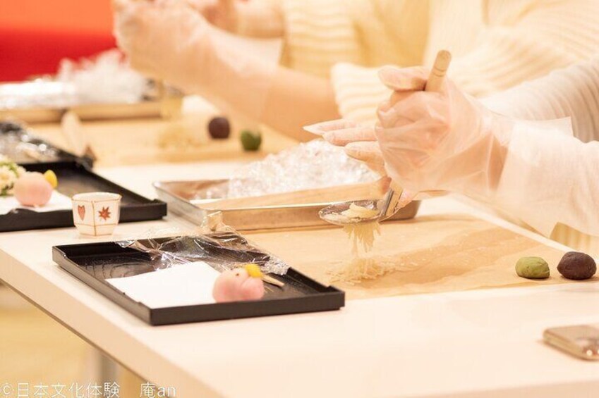 Experience of Japanese green tea (Otemae and making Japanese sweets)