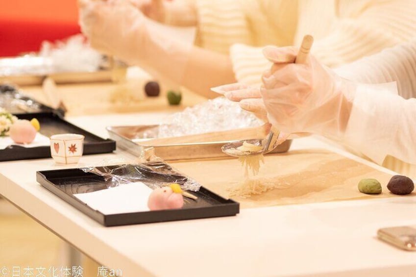 Experience of Japanese green tea (Otemae and making Japanese sweets)