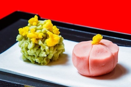 Elaboración de dulces tradicionales japoneses.