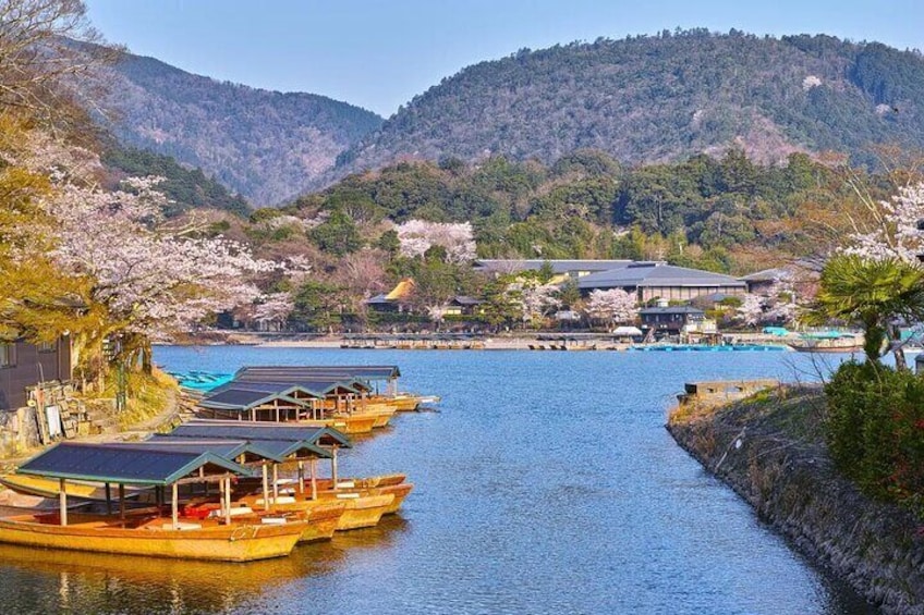 There are many old restaurants, Japanese confectionery shops, and cute grocery stores in the Arashiyama area.