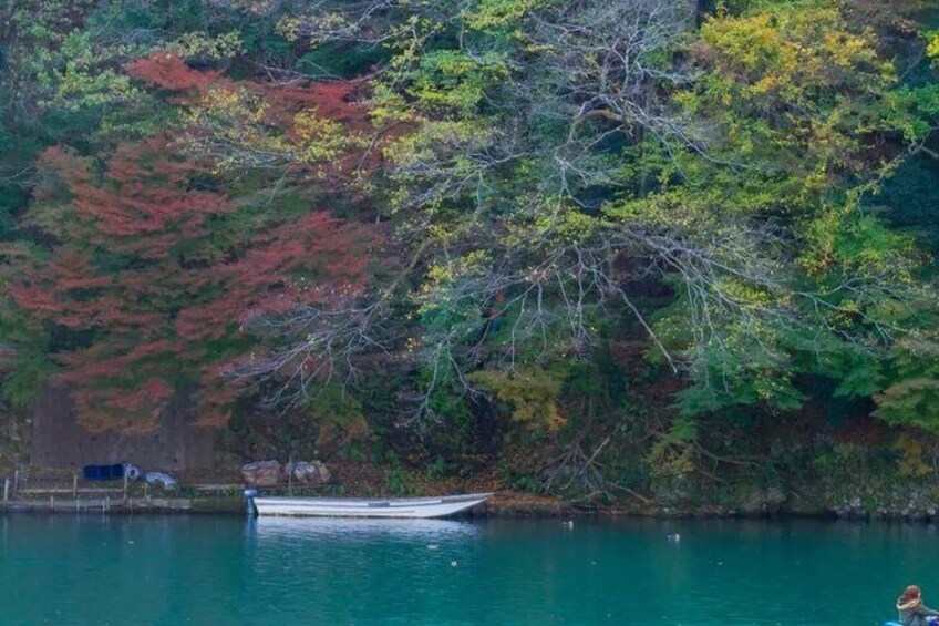 As a holy place for viewing cherry blossoms and maple leaves, Arashiyama attracts a large number of tourists every spring and autumn.